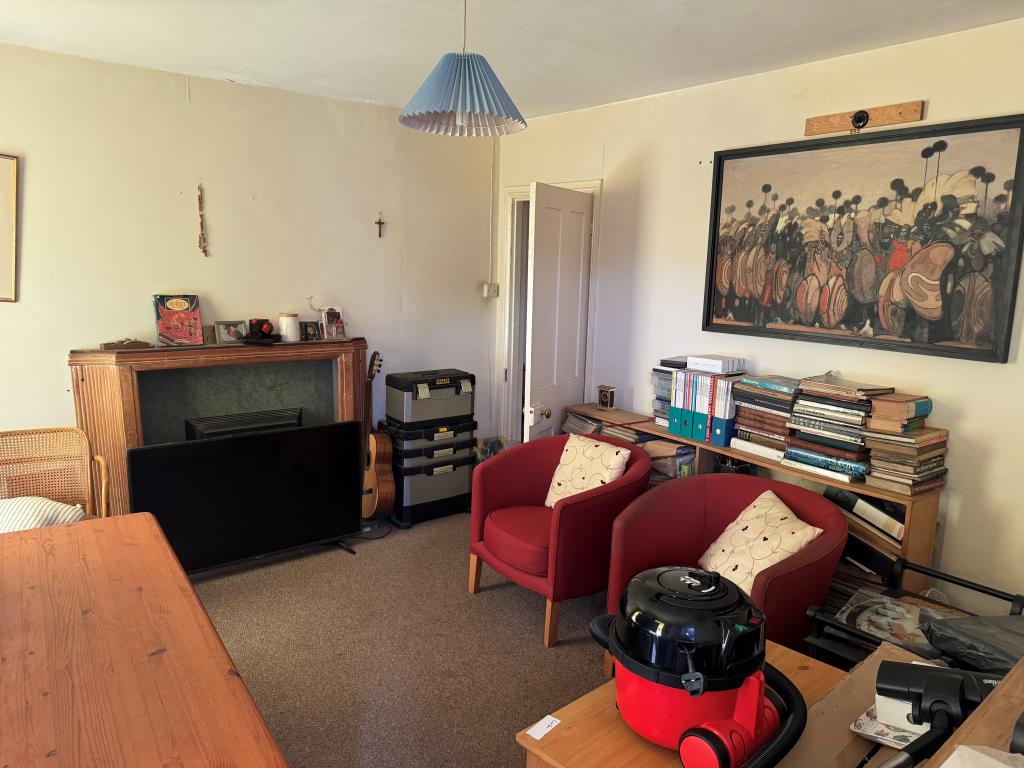Lot: 61 - TOWN CENTRE BUILDING COMPRISING TWO SHOPS, A FLAT AND WITH SCOPE FOR FURTHER SUB-DIVISION - The Living Room in the Flat